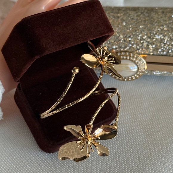 18K Gold  Plated Floral Bracelet - Picture 3 of 6